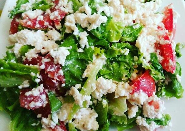 Салат «Сказочный» (лист салата, рулет куриный, ку-куруза, томаты, сметанный соус) Салат «Сказочный» (лист салата, рулет куриный, ку-куруза, томаты, сметанный соус)