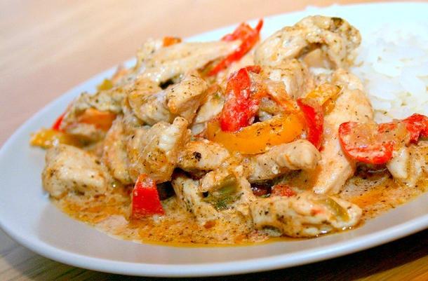 Фрикасе из куриных грудок с болгарским перцем, томатами и кукурузой Фрикасе из куриных грудок с болгарским перцем, томатами и кукурузой