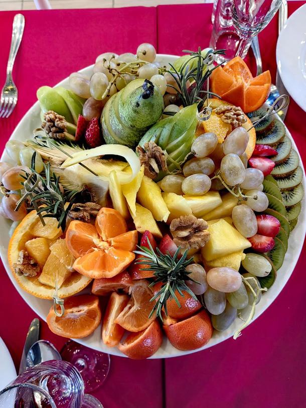 Фруктовая композиция из сезонных фруктов и ягод Фруктовая композиция из сезонных фруктов и ягод