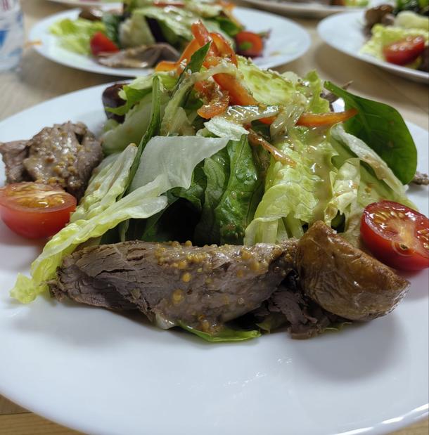 Салат с ростбифом и запечённым картофелем Салат с ростбифом и запечённым картофелем