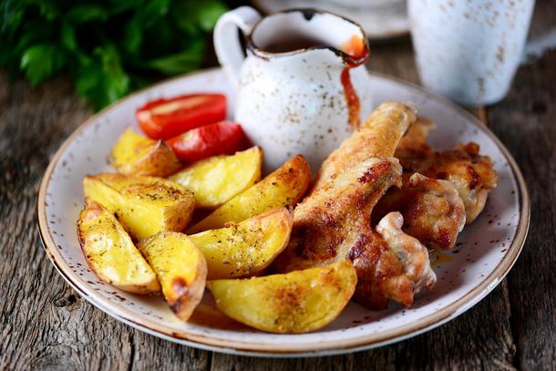 Картофель айдахо с куриными крылышками