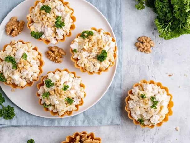 Салат в тарталетке с ананасом, сыром и курицей Салат в тарталетке с ананасом, сыром и курицей