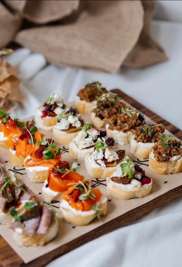 Брускетта с творожным сыром, лососем и вяленым томатом