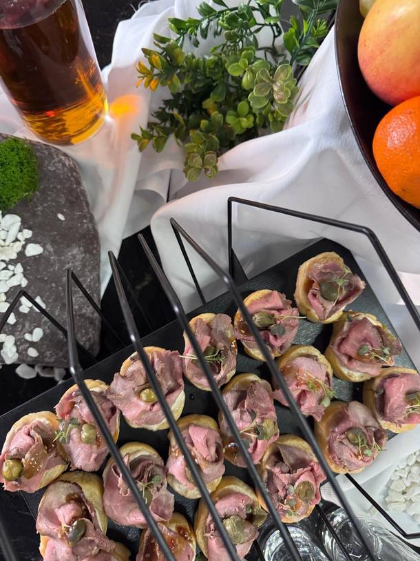 Брускетта с нежной телятиной, соусом из тунца и Терияки-чили