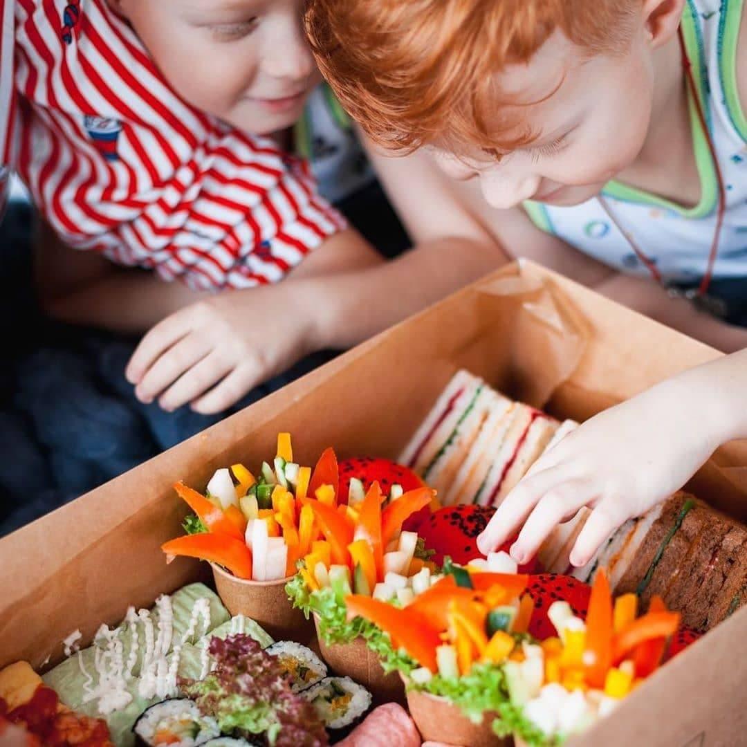 Заказать Фуршетное меню с бургерами для детского праздника на 10 персон в Казани