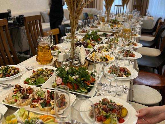 Банкет на 40 персон с многообразием различного вида закусок, двух видов салата и мясного блюда в Казани