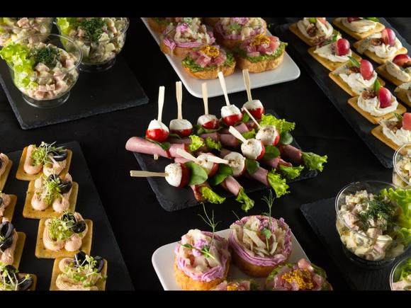 Мини фуршет с салатиками на 20 персон в Казани