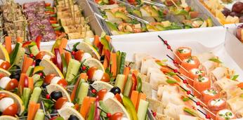 Сытный фуршет с горячими закусками на 20-25 персон