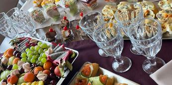 Сытный фуршет с горячим на 17-20 персон