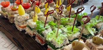 Сытный фуршет с обслуживанием и горячими закусками на 40-45 персон