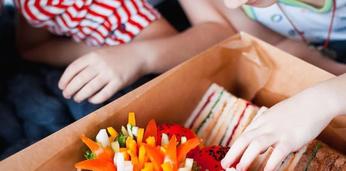 Фуршетное меню с бургерами для детского праздника на 10 персон